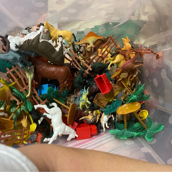 Large dinosaur - Picture 3 of 8